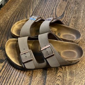 Women’s Birkenstock Arizona in Mocha, size 36